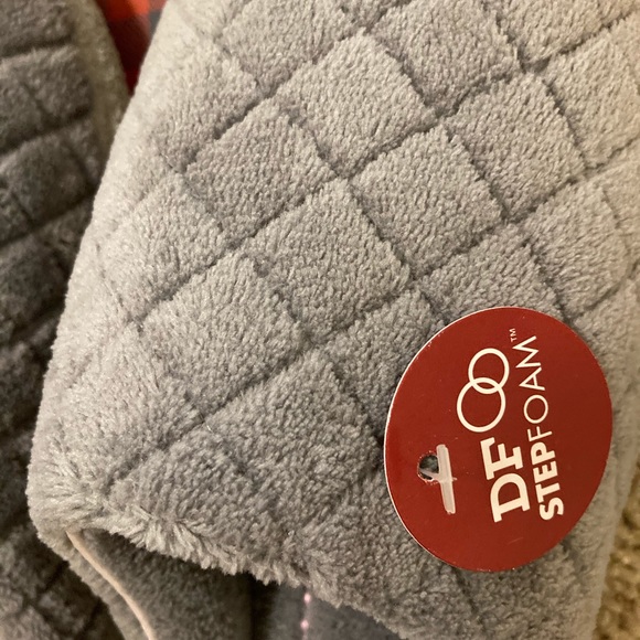 NWT Dearfoams Women’s Slippers - Picture 5 of 5